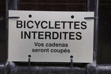 A sign that it does not allow you to park your bicycle in French.