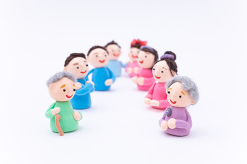 手作り紙粘土人形　４世代の男女が集まる様子