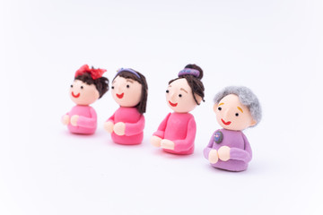 手作り紙粘土人形　４世代の男女が集まる様子