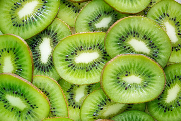 Close up of green kiwi fruit slices - obrazy, fototapety, plakaty