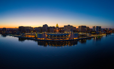 Obraz premium Madison isthmus and capital at dusk