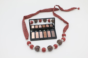 Accesorios y maquillaje de mujer