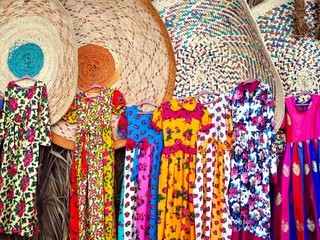 カラフルなドレス、アブダビの市場にてーColors in the souk