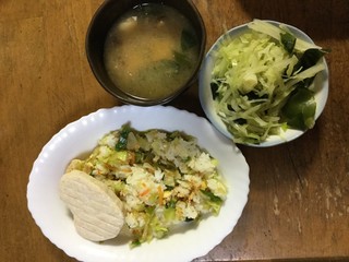 日本の一般庶民の食卓
・炒飯・サラダチキン・キャベツとワカメをレンチンしたやつ・豆腐のお味噌汁