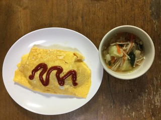日本の一般庶民の食卓 ・オムライス・えのきとキャベツのスープ