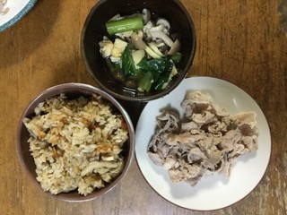 日本の一般庶民の食卓 ・炊き込みご飯・しめじと小松菜のスープ・豚肉を茹でたもの