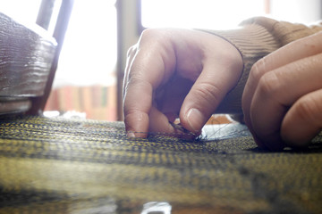 奄美で大島紬を織る女性