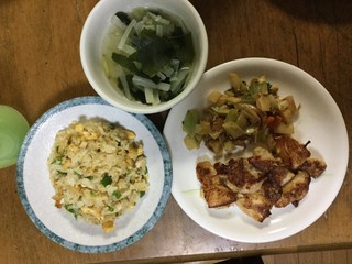 日本の一般庶民の食卓 ・チャーハン・ガーリック風味の焼き鳥（鶏胸肉）・キャベツと小松菜の炒め物・大根とワカメのスープ