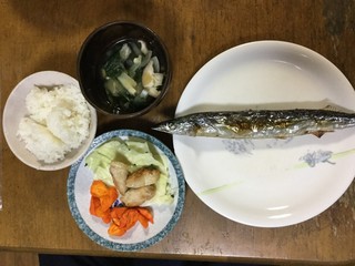 日本の一般庶民の食卓 ・ご飯・さんま・鶏胸肉の焼き鳥・キャベツと人参をレンチンしたもの・ワカメのスープ