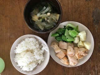 日本の一般庶民の食卓 ・ご飯・鶏胸肉の焼き鳥・小松菜を炒めた物・レンチンしたジャガイモ・玉ねぎと小松菜のスープ