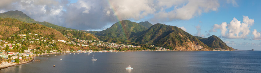 Insel Dominica mit einem Regenbogen, Panorama.