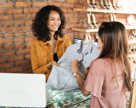 shopping customer returning product to the seller