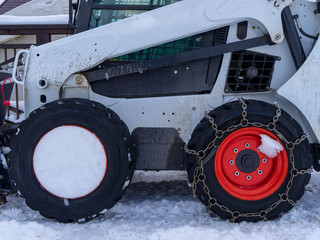 The image of the wheels with put on snow chains.