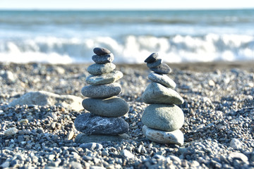 砂浜に積まれた石