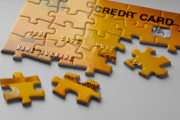 Obraz premium Credit card on jigsaw puzzle for Online shopping concept