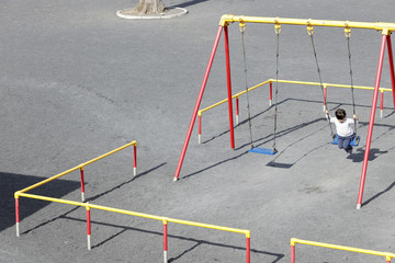 ブランコで遊ぶ幼児(5歳児)
