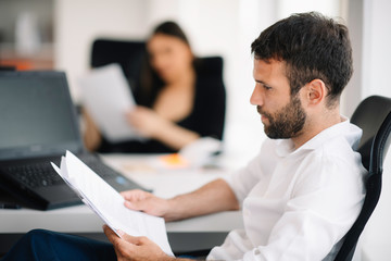 Obraz premium Koledzy pracujący razem w biurze. Biznesmen i bizneswoman przygotowuje się do spotkania.