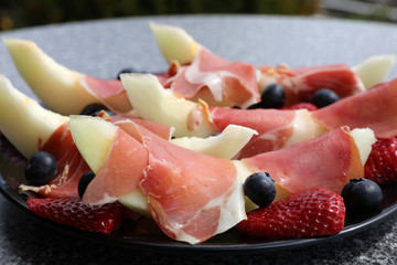 Melonen mit Serrano Schinken, Erdbeeren und Blaubeeren