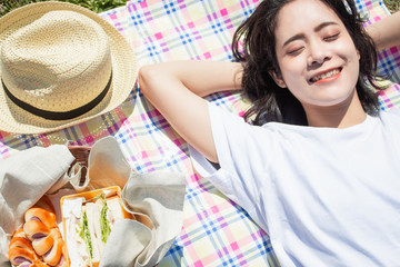 ピクニックをする女性