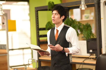 電話をするビジネスマン