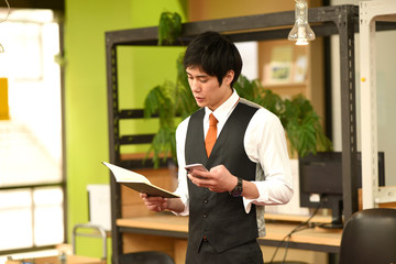 電話をするビジネスマン