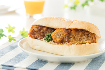 サクサクジューシー！キャベツメンチのコッペパンサンド