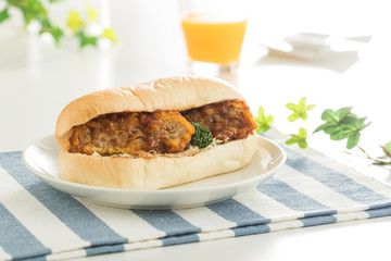 サクサクジューシー！キャベツメンチのコッペパンサンド