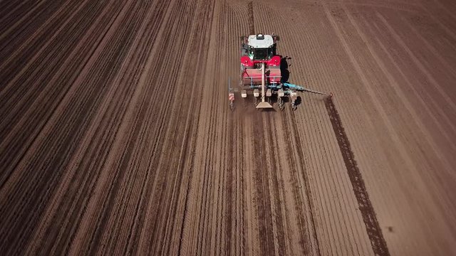 Bauer f&auml;hrt mit Traktor &uuml;ber Feld - Landwirtschaft