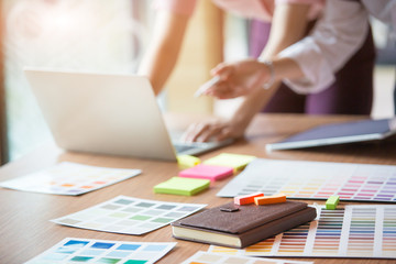 Graphic designers are brainstorming ideas in Choosing color groups to design applications for websites