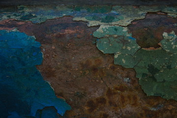 Fototapeta na wymiar stara powierzchnia pokryta rdzą i błękitną oraz zieloną farbą