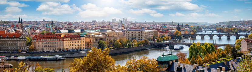 Fototapeta na wymiar Weites Panorama der Stadtlandschaft von Prag, Tschechische Republik, an einem sonnigen Tag mit zahlreichen Sehenswürdigkeiten und der Karlsbrücke über die Moldau