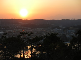 横浜市金沢区の野島公園にある展望台からの眺め（夕焼け・平潟湾・富士山）