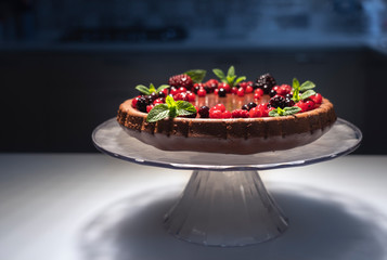 decorazione di una torta al cioccolato e frutta