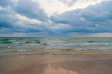 Fototapeta na wymiar Sky and clouds at the beach before sunset
