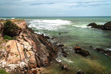 Ocean, błękitne niebo oraz skały. © insomniafoto