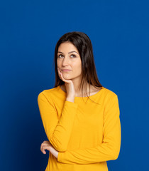 Obraz premium Brunette young woman wearing a yellow T-shirt