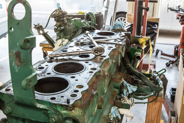 エンジンの整備・修理でシリンダーヘッドを分解