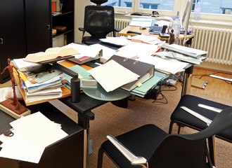 Überlaadener Schreibtisch