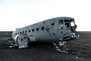Fototapeta na wymiar Avión de guerra abandonado en Sólheimasandur, Isalndia sobre arena negra cercano al mar.