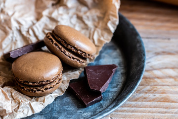 Deux macarons chocolat et brisures de chocolat
