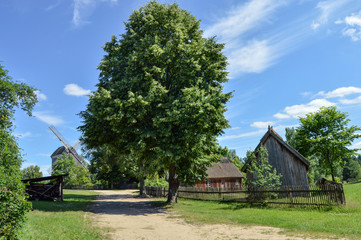 Krajobraz wiejski. Skansen, Zagroda wiejska z wiatrakiem.