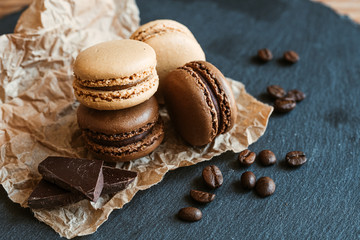 Fototapeta na wymiar Macarons au chocolat et café sur une ardoise