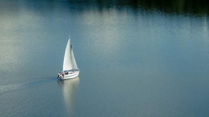 Jacht na jeziorze. Żaglówka na wodzie.