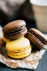 Macarons parfum citron et chocolat posés sur un fond ardoise