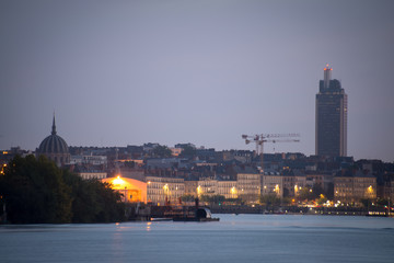 Fototapeta premium quai au bord d'un fleuve près de la ville de Nantes en France au lever du jour