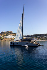 Obraz premium Sea port, sailing yachts stand on the pier.
