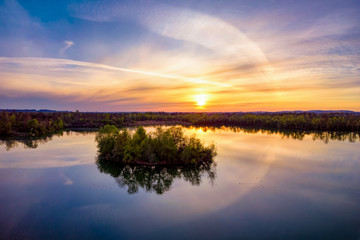 Fototapeta na wymiar Insel in einem See bei Sonnenuntergang 
