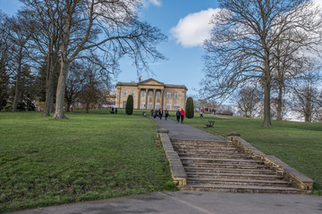 Obraz premium Old house in the park