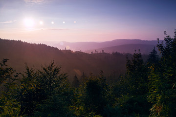 Wunderschöner Ausblick auf den Schwarzwald bei Sonnenaufgang; Baden-Württemberg, Deutschland