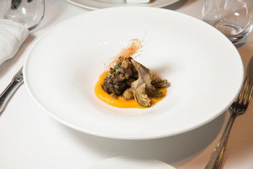 Sepia encebollada con alcachofas y cremoso de calabaza